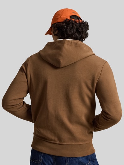 Mężczyzna nosi Regular Fit Sweatjacke aus Baumwoll-Mix von Polo Ralph Lauren w kolorze brązowym, gładka tekstura, całkowity widok z tyłu.