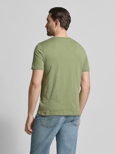 Männermodel trägt Regular Fit T-Shirt mit Rundhalsausschnitt von MCNEAL in hellem Grün aus reiner Baumwolle, Ganzkörperansicht Rückansicht.