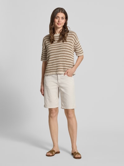 Frauenmodel trägt Bermudas mit Umschlag und Eingrifftaschen von Angels in Beige, Regular-Fit, mit Knopf-Reißverschluss, Bundweite 40 cm, Innenbeinlänge 25 cm, Damenmodell vor neutralem Hintergrund, Ganzkörperansicht von vorne.