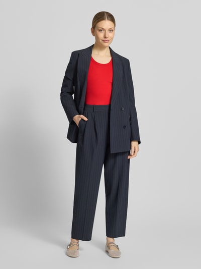 Frauenmodel trägt Slim Fit Top aus Baumwoll-Mix Modell 'CHLOE' von Vero Moda in Rot, Optik: Unifarben, U-Ausschnitt, Feinripp. Ganzkörperansicht von vorne.