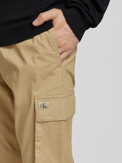 Calvin Klein Jeans Spodnie cargo o kroju skinny fit z naszywką z logo Beżowy 3