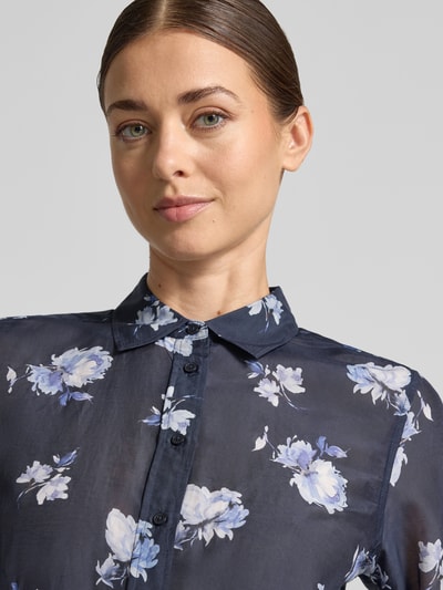 Vrouwenmodel draagt Regular fit blouse met lange mouwen uit mix van katoen en zijde van GANT met bloemenprint in blauw en wit, Nahaufnahme Oberkörper, Dames Langarmbluse von GANT