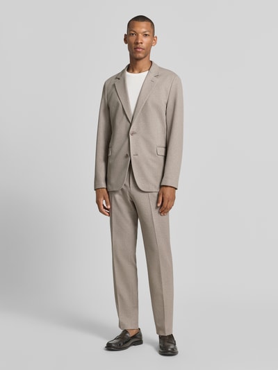 Männermodel trägt lichtbruin heren Super Slim Fit Sakko mit viscose-anteil model 'Anton263X-H' van HUGO, ganzlichaamsaanzicht van voren.