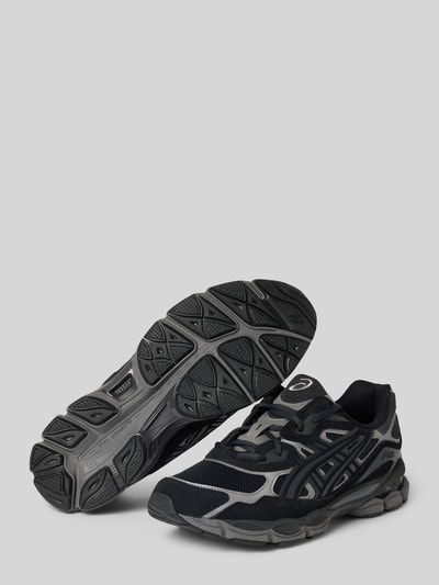 Produktfoto, Sneaker mit Label-Detail von ASICS TIGER, Materialmix, abgerundete Form, strukturierte schwarze und graue Sohle, Label auf der Seite, Schnürverschluss, Absatzhöhe 4 cm, Schafthöhe 8 cm, Szerokość w rozmiarze 44: 9 cm.