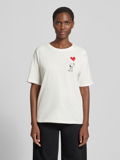 Vrouwenmodel draagt T-shirt met motiefprint en ronde hals van Jake*s Casual, regular fit, ruglengte bij maat S 63 cm, wit, effen, rechte vorm, gladde textuur. Ganzlichaansicht van voren.