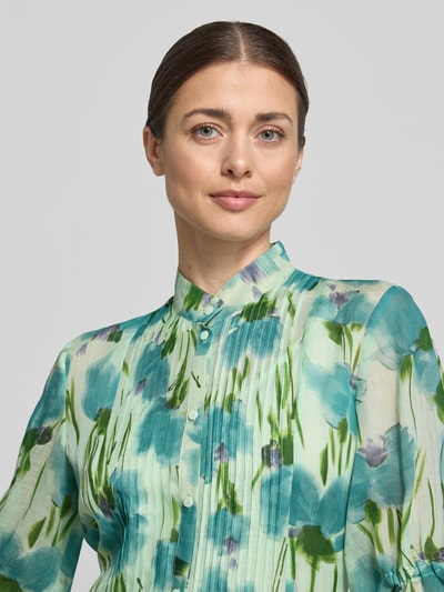 Frauenmodel trägt Midikleid mit Stehkragen und Falten aus Lyocell-Ramie-Mix von Luisa Cerano, Allover-Look in Türkis-Grün, Knopfleiste, Nahaufnahme Oberkörper. Rückenlänge 124 cm, Brustweite 44 cm, Ärmellänge 35 cm bei Größe 36.