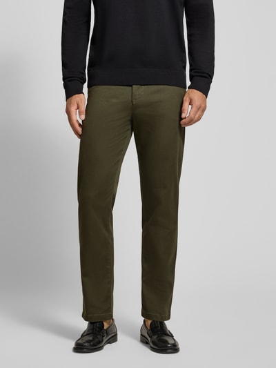 Männermodel trägt olivgrüne Straight Fit Chino aus Baumwoll-Mix Modell 'Miles' von Selected, glatte Textur, Ganzkörperansicht von vorne.