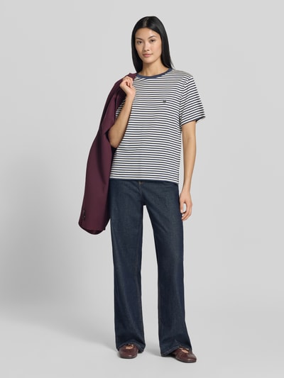 Frauenmodel trägt gestreiftes Regular Fit T-Shirt aus reiner Baumwolle Modell 'WKDVENACO' von Max Mara Weekend Max Mara, Ganzkörperansicht von vorne.