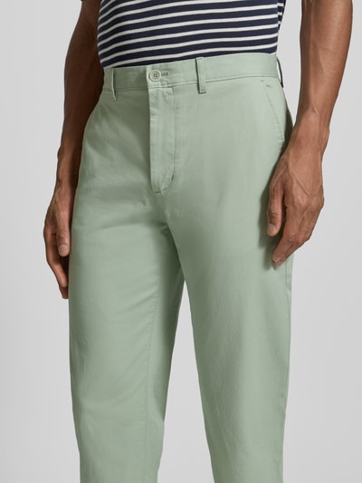 Männermodel trägt Slim Fit Chino aus Baumwoll-Mix von Tommy Hilfiger, Optik: Unifarben, Logo-Patch, Nahaufnahme Oberkörper.