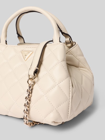 Produktfoto, Handtasche in Stepp-Optik Modell 'JULIET' von GUESS, cremefarben mit Ketten-Schulterriemen, Logo-Detail, Nahaufnahme, Hauptfach mit Magnetverschluss, Maße: 20x16x17 cm, Schulterriemen 112 cm.