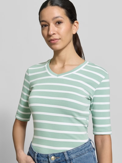 Kobiece modelka nosi T-Shirt mit Streifenmuster und V-Ausschnitt von Christian Berg Woman, bawełna z domieszką elastanu, krój regular fit, paski, dekolt w serek, długość tyłu w rozmiarze S: 55 cm, mięta i biel, zbliżenie na górną część ciała z przodu