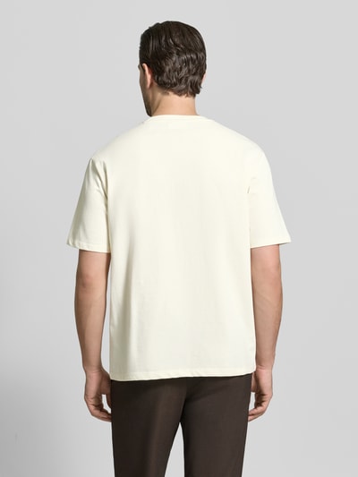 Mannenmodel draagt Oversized T-Shirt mit Rundhalsausschnitt van Lindbergh in crème, katoen, oversized fit, ruglengte 71 cm, Ganzkörperansicht Rückansicht.