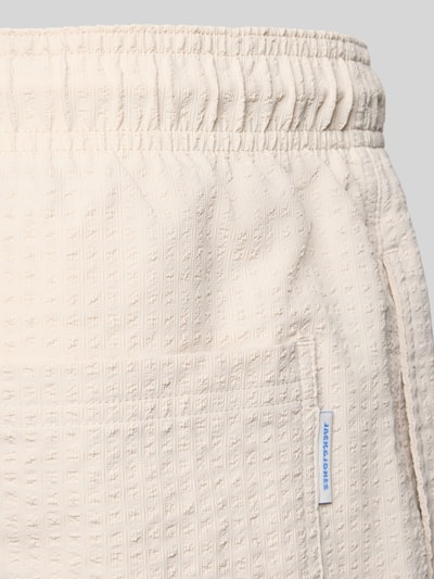 Produktfoto, cremefarbene Badehose aus Seersucker mit Textur und elastischem Bund, Modell 'MAUI OCEAN' von Jack & Jones, Regular Fit, Kordelzug