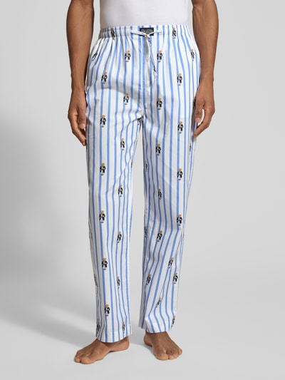 Männermodel trägt Comfort Fit Pyjama-Hose mit Polo-Bear-Muster Modell 'PJ PANT-SLEEP-BOTTOM' von Polo Ralph Lauren Underwear, Optik: Allover-Muster, Passform: Comfort Fit, Verschluss: Tunnelzug, Bundabschluss: elastisch, Taschen: seitliche Eingrifftaschen, Material: reine Baumwolle, in Hellblau mit weißen Streifen, Ganzkörperansicht von vorne.
