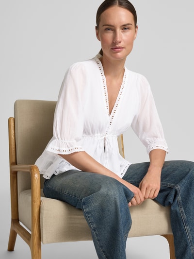 Frauenmodel trägt Bluse mit Lochstickerei und Schnürung Modell 'ADELIA' von Neo Noir, reine Baumwolle, Nahaufnahme Oberkörper.