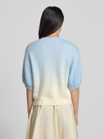 Frauenmodel trägt Strickjacke aus Kaschmir-Baumwoll-Mix von HERZENS, Farbverlauf Hellblau zu Creme, mit Rundhalsausschnitt, Puffärmel, 1/2-Arm, Regular-Fit, Rückenlänge 56 cm bei Größe 36, Ärmellänge 26 cm, weiche Textur, Ganzkörperansicht Rückansicht.