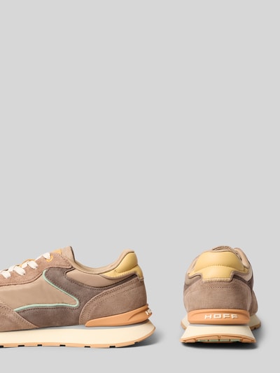 Produktfoto, Sneaker mit Logo-Print Modell 'City' von HOFF in Braun- und Beigetönen, Leder-Mix, leicht profilierte Sohle, seitliche und rückseitige Ansicht, Herren Sneaker von HOFF, abgerundete Passform, Absatzhöhe 4 cm, Schafthöhe 7 cm, Schaftweite 10 cm