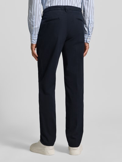 Mannelijk model draagt Hose mit Bügelfalten und Gesäßtaschen van Profuomo in donkerblauw, relaxed fit, detailopname rugaanzicht.
