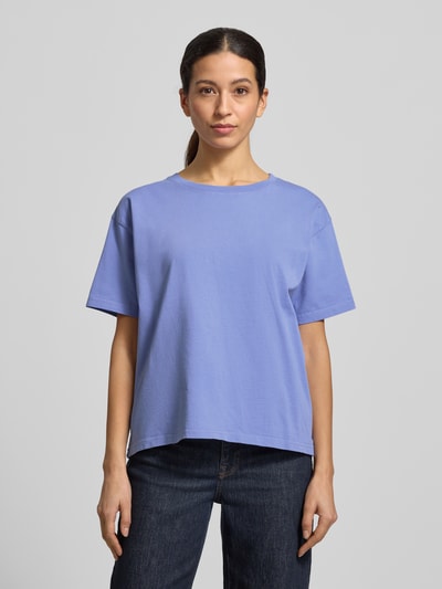 Männermodel trägt Loose Fit T-Shirt aus reiner Baumwolle Modell 'VALLEY' von American Vintage in Hellblau, Rundhalsausschnitt, Ganzkörperansicht von vorne, Herren T-Shirt, szerokość w rozmiarze S: 56 cm