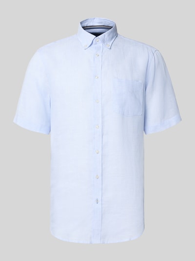 Produktfoto, Regular Fit Freizeithemd aus Leinen von Christian Berg Men in Hellblau mit Button-Down-Kragen, Knopfleiste und Brusttasche, reine Leinenstruktur, kurzärmelig, klare Linien, glatte Textur