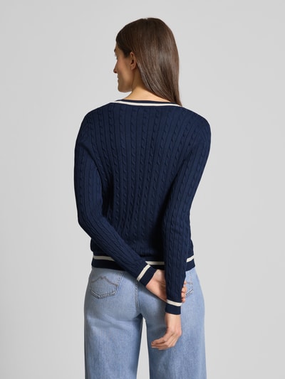 Vrouwenmodel draagt 'Strickjacke mit V-Ausschnitt' van Christian Berg Woman, katoenmix, regular fit, donkerblauw, geribde boorden, rugaanzicht volledige lichaamsopname.