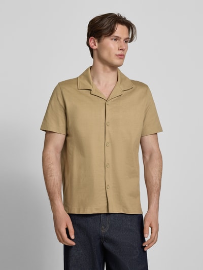 Männermodel trägt Boxy Fit Freizeithemd aus reiner Baumwolle von Marc O'Polo Denim, unifarben, kurzarm, Ganzkörperansicht von vorne.