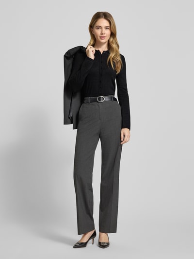 Modelka damska nosi Slim Fit Langarmshirt aus Lyocell-Baumwoll-Mix Modell 'FLURA LUREX' von Selected Femme, czarny, połyskujący, prążkowane brzegi, kołnierzyk polo, krótka listwa guzikowa, krój slim fit, widok całej sylwetki z przodu.