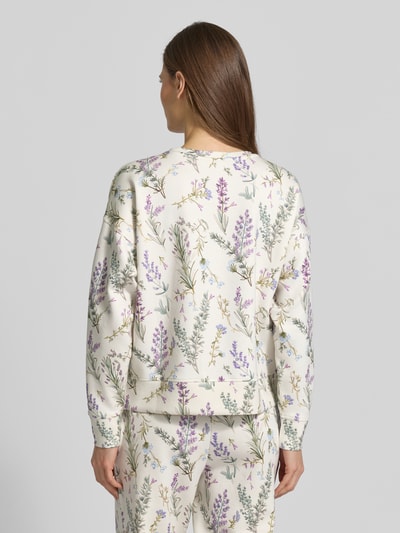 Vrouwenmodel draagt Sweatshirt O-Neck met Lavendelprint van Christian Berg Woman, mix van viscose en elastaan, los model, elastische boorden, lavendelprint. Ganzkörperansicht Rückansicht.