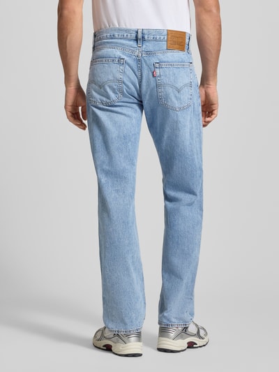 Męski model nosi Wide Fit Jeans mit 5-Pocket-Design od Levi’s®, jasnoniebieski denim, bawełna z elastanem, widok całej sylwetki od tyłu.