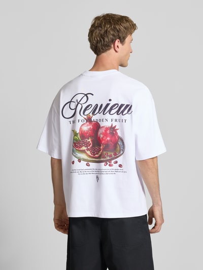 Męski t-shirt 'T-Shirt mit Logo- und Statement-Print' od REVIEW z czystej bawełny, krój loose fit, okrągły dekolt, nadruk z logo i napisem, długość tyłu w rozmiarze M: 66 cm, jasne kolory, prostokątne kształty, gładka faktura. Męskimodel nosi, całkowity widok z tyłu.