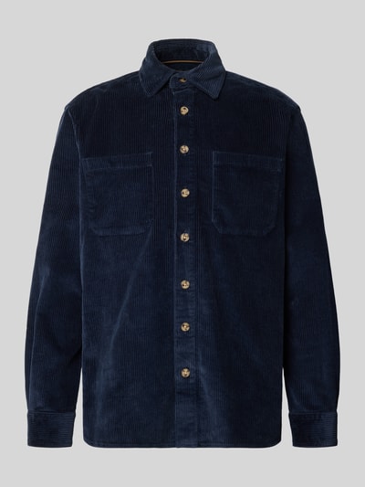 Produktfoto, Regular Fit Hemdjacke aus Cord mit Kentkragen von Christian Berg Men, reine Baumwolle, dunkelblau, sichtbare Knöpfe, Brusttaschen, strukturierte Oberfläche, Größe M Rückenlänge 77 cm, Schulterbreite 49 cm, Ärmellänge 65 cm