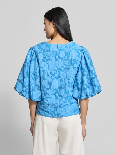 Vrouwenmodel draagt Regular Fit blouse uit viscosemix Model 'Limana' van Ted Baker met bloemenmotief in felblauw, 1/2-mouwen, rugaanzicht. Context: dames blouse van Ted Baker, viscosemix, regular fit, model 'Limana', gebloemd design, 1/2-mouwen, v-hals, ruglengte maat 36: 59 cm, mouwlengte maat 36: 38 cm.