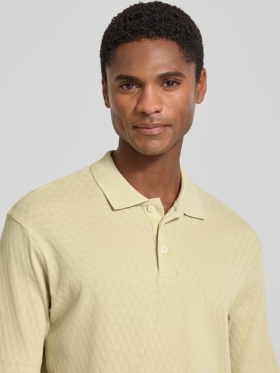 Männermodel trägt Regular Fit Poloshirt mit Knopfleiste von JACK & JONES Premium, Strukturmuster, Modell 'ROBERT', Nahaufnahme Oberkörper.