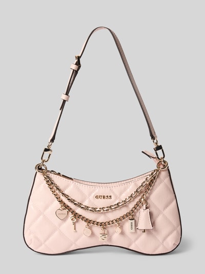 Produktfoto, Shoulder Bag mit Logo-Detail Modell 'Libby' von GUESS, główna przegroda z zamkiem błyskawicznym, odpinany pasek na ramię, detal z logo, imitacja skóry, ozdobny detal, szerokość w rozmiarze 1: 30 cm, długość w rozmiarze 1: 16 cm, głębokość w rozmiarze 1: 5 cm, długość paska na ramię w rozmiarze 1: 55 cm. Jasnoróżowe odcienie, pikowana faktura, złote detale.