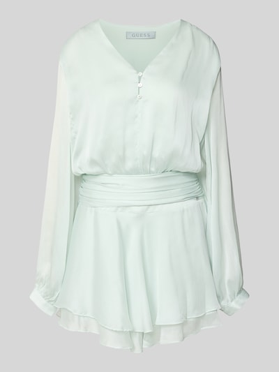 Produktfoto, Minikleid mit kurzer Knopfleiste Modell 'MAGALI' von Guess in zartem Mintgrün, voluminöse Formen, luftige Textur, taillierter Schnitt, V-Ausschnitt, Volantsaum, seitlicher Knopf- und Reißverschluss, feminine Silhouette.