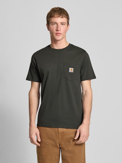 Männermodel trägt Regular Fit T-Shirt mit Logo-Patch von Carhartt Work In Progress, reine Baumwolle, Brusttasche, Ganzkörperansicht von vorne.
