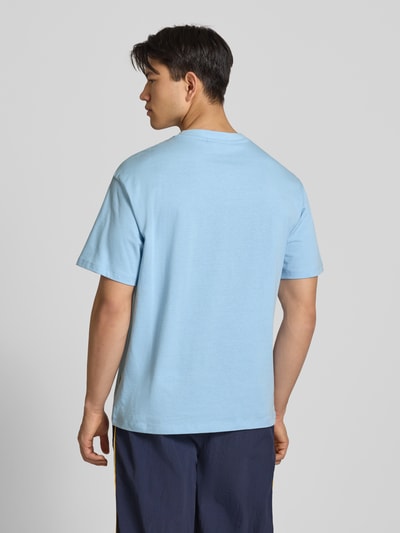 Männermodel trägt Oversized T-Shirt Modell 'FISHER' von Blend aus reiner Baumwolle, hellblau, Rundhalsausschnitt, Rückansicht, Rückenlänge 72 cm