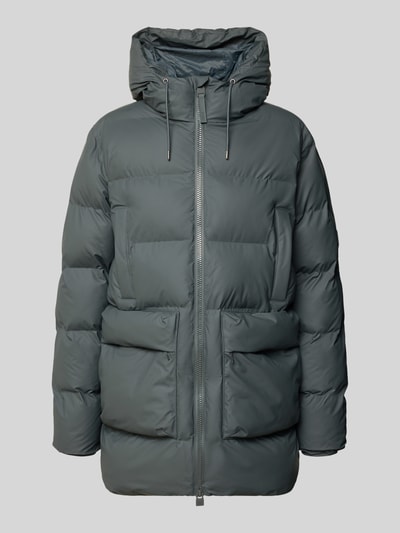 Produktfoto, gewatteerd jack met capuchon Model 'Alta' van Rains in grijs met tweewegritssluiting en klepzakken, regular fit, maat M Ruglengte 84 cm, schouderbreedte 48 cm, borstwijdte 61 cm, mouwlengte 66 cm, gladde oppervlaktestructuur