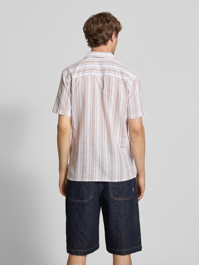 Männermodel trägt Regular Fit Leinenhemd aus Baumwoll-Leinen-Mix Modell 'CAIDEN' von Only & Sons, gestreift, Rückenpasse, Ganzkörperansicht Rückansicht.