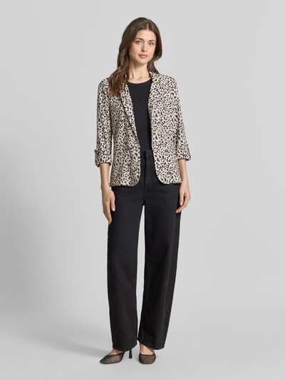 Frauenmodel trägt Loose Fit Kurzblazer aus Viskose-Leinen-Mix Modell 'JESMILO' von Vero Moda, unifarben, Flammgarn, Ganzkörperansicht von vorne.