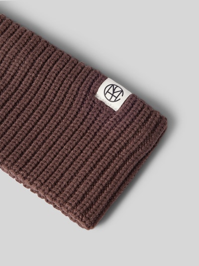Produktfoto, Stirnband aus Viskose-Mix Modell 'GALINE RACHELLE ICON' von MSCH Copenhagen mit Label-Patch, braune Strick-Optik, grauer Hintergrund