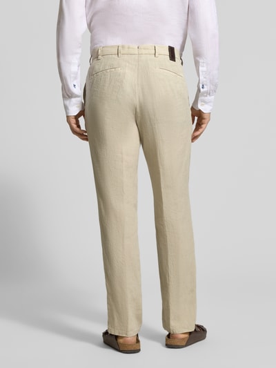 Męski model nosi Straight Fit Leinenhose aus reinen Leinen Modell 'Lynx' od MMX w kolorze beżowym, tylny widok całej sylwetki. Prosta nogawka, kieszenie z tyłu, szerokość w rozmiarze 32/32: 43 cm, długość nogawki od wewnątrz 81 cm.