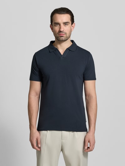Männermodel trägt Slim Fit Poloshirt mit V-Ausschnitt von Lindbergh in Dunkelblau, Baumwoll-Elasthan-Mix, Ganzkörperansicht von vorne.