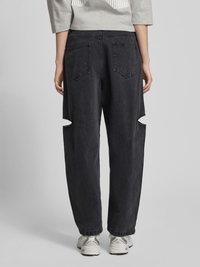 Frauenmodel trägt Wide Leg Jeans mit Cut Out von Karo Kauer aus Reine Baumwolle mit 5-Pocket-Design und Knopf-Reißverschluss, Ganzkörperansicht Rückansicht