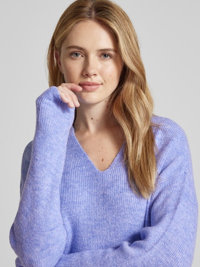 Vero Moda Regular Fit Strickpullover mit V-Ausschnitt Modell 'CREWLEFILE' Hellblau Melange 3