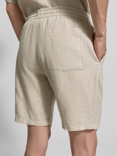 Männermodel trägt Shorts mit elastischem Bund und Gesäßtasche von MCNEAL in Beige aus Reine Baumwolle, Regular-Fit, Ganzkörperansicht Rückansicht. Bundweite bei Größe M: 45 cm, Innenbeinlänge bei Größe M: 24 cm.