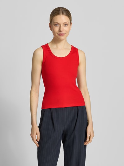 Frauenmodel trägt Slim Fit Top aus Baumwoll-Mix Modell 'CHLOE' von Vero Moda in Rot, Optik: Unifarben, Materialverarbeitung: Feinripp, Nahaufnahme Oberkörper.