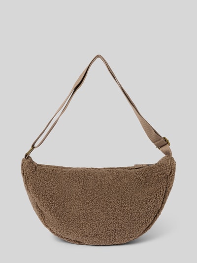 Produktfoto, Schultertasche aus braunem Teddyfell, Logo-Patch, verstellbarer Schulterriemen, Hauptfach mit Reißverschluss, Shoulder Bag aus Teddyfell von Studio Noos, Breite 40 cm, Länge 20 cm, Tiefe 11 cm