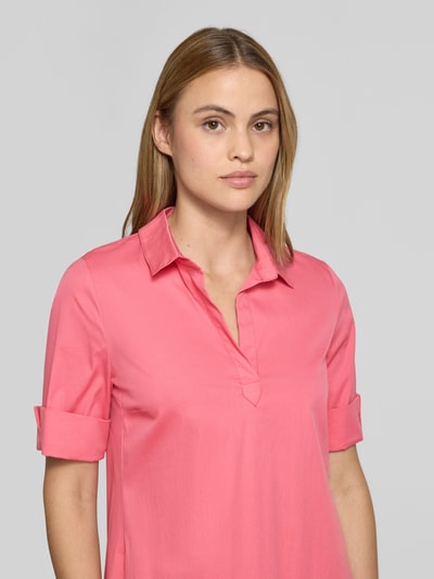 Frauenmodel trägt Hemdblusenkleid mit V-Ausschnitt von ROBE LÉGÈRE, Baumwoll-Mix, Gerader-Schnitt, Aufschlag, Nahaufnahme Oberkörper.