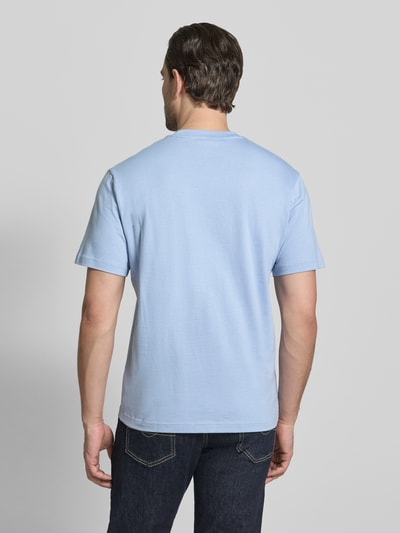 Mannelijk model draagt Regular Fit T-shirt uit puur katoen van Lacoste, look: effen, met labelstitching en logopatch, ronde hals, korte mouw, heren T-shirt, Ganzkörperansicht Rückansicht.
